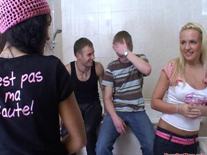 Rus çocuklar öğrencilerle sıcak bir grup seks yaptılar